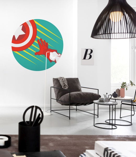 Einrichtung eines Wohnzimmers mit Sessel, Couchtischen und Wandtattoo
