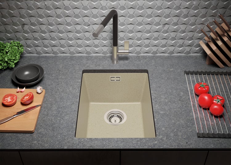 Küchenspüle mit Armatur und Lebensmitteln auf der Arbeitsfläche