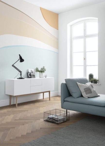 Wohnzimmer mit Sideboard, Lampe, Sofa und Dekoration
