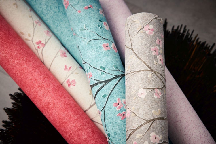 Mehrere Rollen gemusterte Tapeten mit Blumenmuster