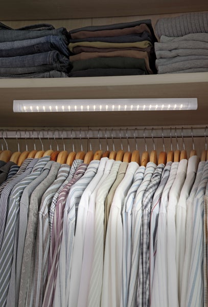 Kleiderschrank mit LED-Leuchte und Hängevorrichtung für Hemden sowie gefalteter Kleidung auf dem oberen Regal