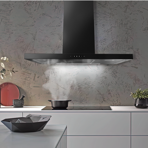 Schwarze Wand-Dunstabzugshaube über einem Kochfeld mit dampfendem Topf in einer modernen Küche mit strukturierter Wand.