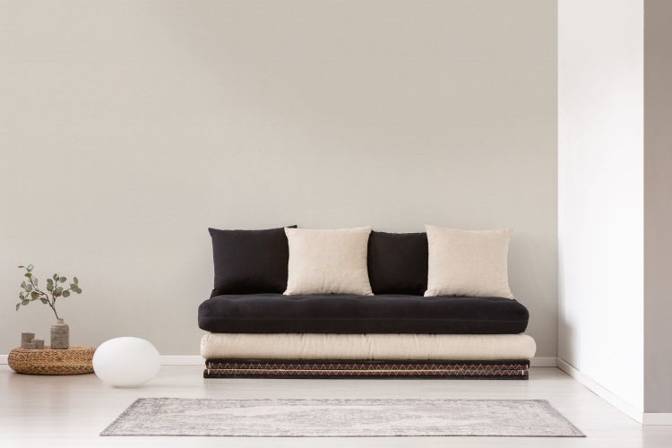 Gerippte Gummimatte teilweise aufgerollt, Detailansicht der Rillenstruktur