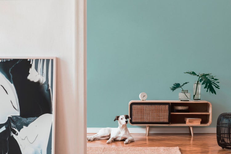 Schlafzimmer mit Bett, Nachttisch, Duftstäbchen und Kerze