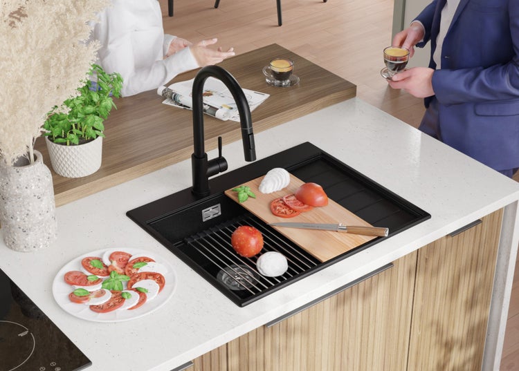 Küchenszene mit Spüle, Armatur und Zubereitung von Speisen