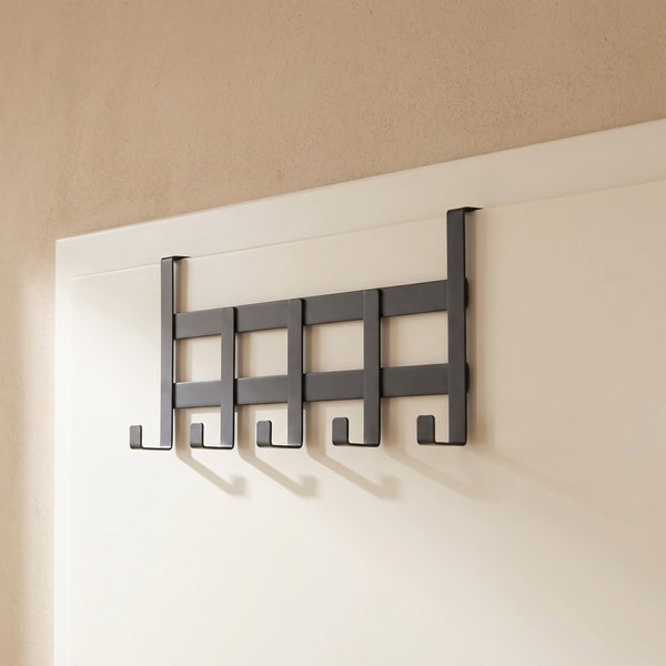 Türgarderobe aus Metall mit fünf Haken zum Einhängen an der Tür für Jacken und Kleidung.