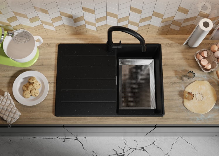 Küchenszene mit Spüle, Armatur, Teig und Keksen auf einer Arbeitsplatte