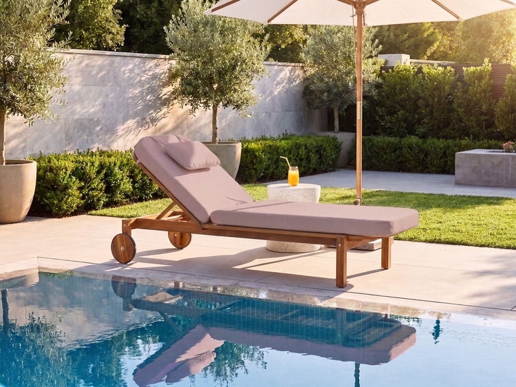 Holzsonnenliege mit beiger Polsterauflage am Poolrand mit Sonnenschirm und Beistelltisch im modernen Garten.