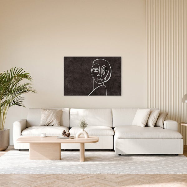 Wohnzimmer mit Sofa, Tisch und einem Wandbild mit einer abstrakten Darstellung eines Gesichts.