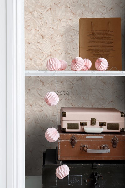 Dekorative Szene mit Tapete, Papierlaternen und Vintage-Koffern für den Innenbereich.