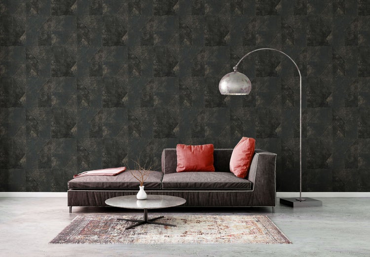 Szene mit einer Wandtapete im geometrischen Design, einem gerahmten Islandbild und dekorativen Elementen