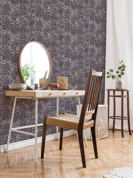 Dekoratives Zimmer mit gemusterter Tapete, Kommode und Stuhl