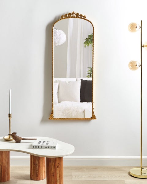 Dekorativer Wandspiegel mit goldenem Rahmen in einem hellen Raum