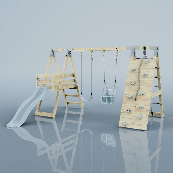 Kinderspielgerät aus hellem Holz mit Rutsche, zwei Schaukeln und Kletterwand inklusive Klettertau und Griffen.