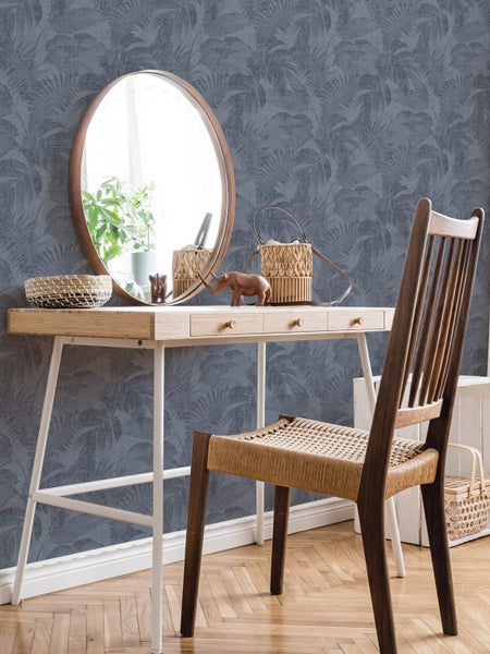 Szene mit gemusterter Tapete, Sessel und Hocker für Wohnraumgestaltung