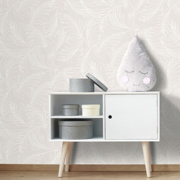 Kinderzimmer mit hell gemusterter Vliestapete, olivgrünem Holzschrank und Wandgarderobe mit Kinderjacke und Bärenrucksack.