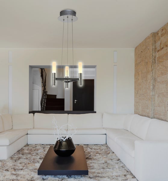 Wohnzimmer mit Deckenleuchte, Sofa und Couchtisch