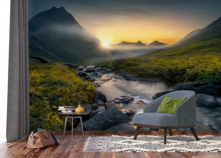 Wohnraum mit Fototapete einer Berglandschaft mit Fluss bei Sonnenaufgang