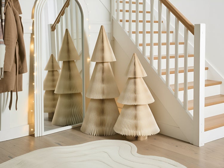 Szene mit dekorativen Papier Weihnachtsbäumen, Spiegel, Treppe und Teppich in einem hellen Interieur