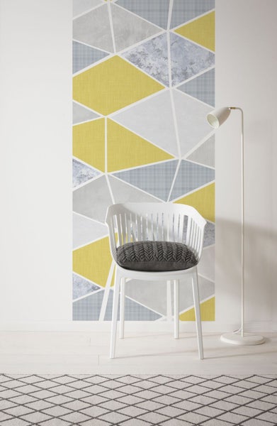 Szene mit geometrischer Tapete, Stuhl mit Kissen und Stehlampe