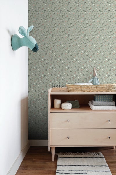 Einrichtung eines hellen Kinderzimmers mit gemusterter Tapete, Kommode und Accessoires