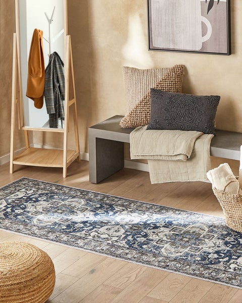 Flur mit Spiegelgarderobe, Bank, Kissen, Decke, Teppich und Hocker