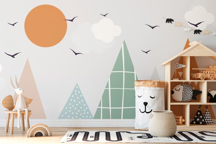 Dekoratives Kinderzimmer mit Spielzeug und Wandtattoo