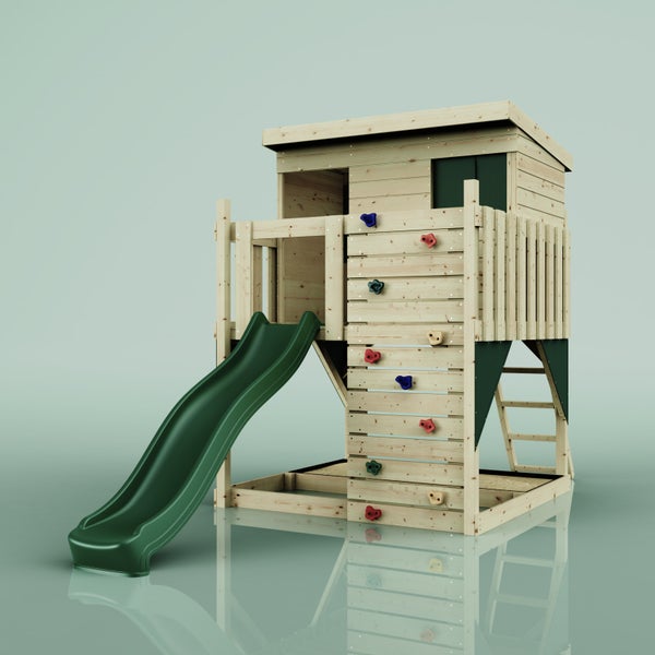 Kinderspielhaus aus Holz mit erhöhtem Podest, Dach, Kletterwand mit bunten Griffen und einer grünen Rutsche.