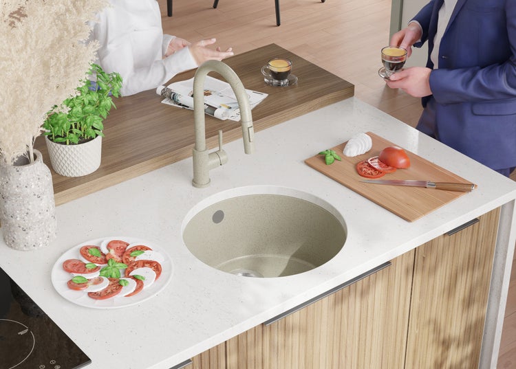 Küchenszene mit Spüle, Armatur, Lebensmitteln und Personen