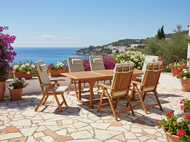 Gartensitzgruppe mit Holztisch und sechs Stühlen auf einer Terrasse mit Meerblick