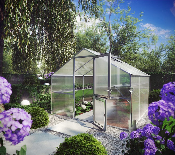 Gewächshaus mit Satteldach, Aluminiumrahmen und Hohlkammerplatten in einer hellen Gartenumgebung mit Blumen und Gehwegen.