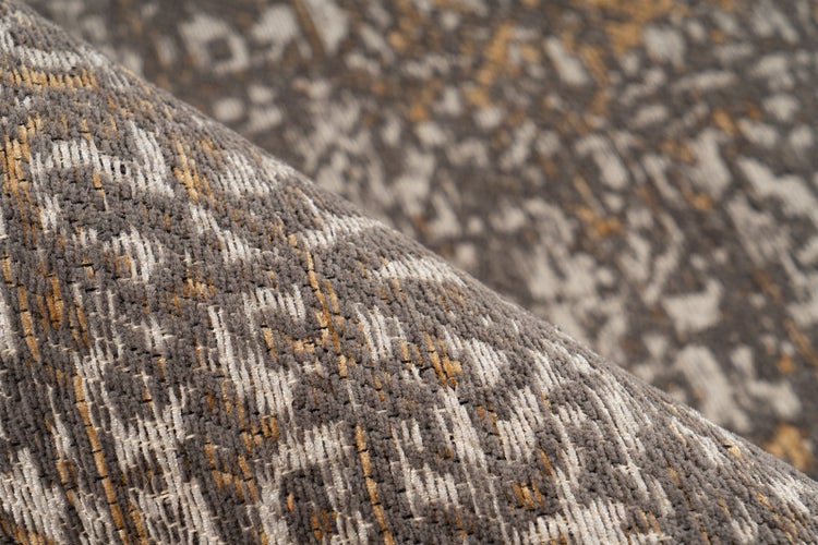 Rechteckiger Teppich in Braun und Grau mit orientalischem Vintage-Muster.