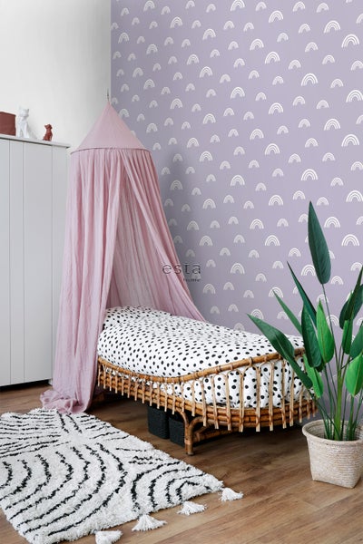 Kinderzimmer mit Himmelbett, gemusterter Tapete und Teppich