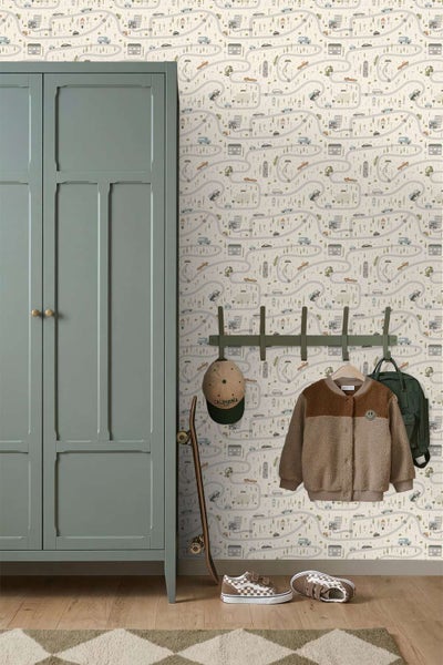 Kinderzimmer mit Tapete mit Stadtmotiv, Kleiderschrank, Wandgarderobe mit Kleidungsstücken und Skateboard.