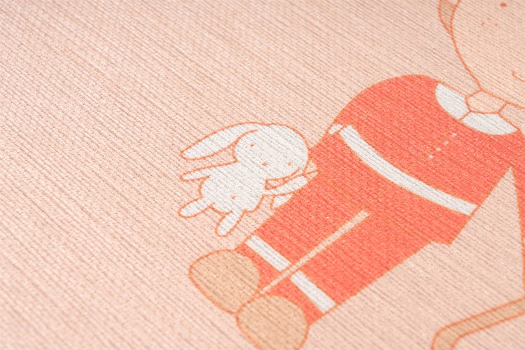 Strukturierte Kindertapete mit einem illustrierten Motiv eines Kindes und eines Hasen.