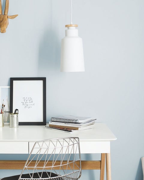 Hängelampe mit Holzdetail