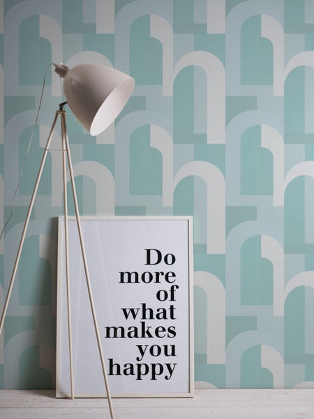 Esstisch-Szene mit Rattan-Hängeleuchte über einem Holztisch