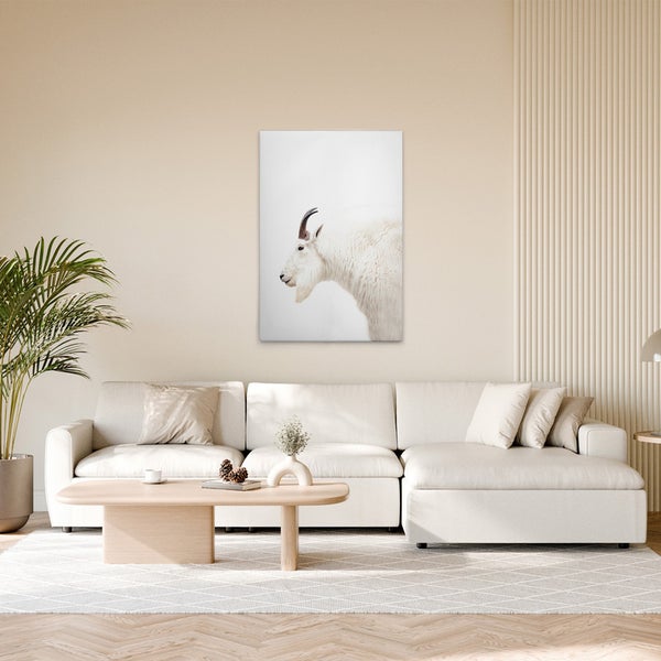 Wohnzimmer mit Sofa und Wandbild eines Bergschafes