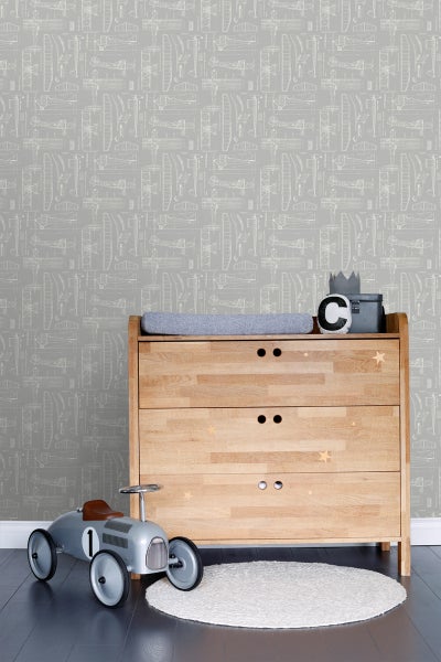 Kinderzimmer mit Flugzeugtapete, Kommode und Spielzeugauto