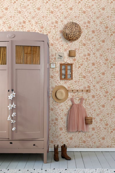Kinderzimmer mit Blumentapete, Kleiderschrank und Accessoires