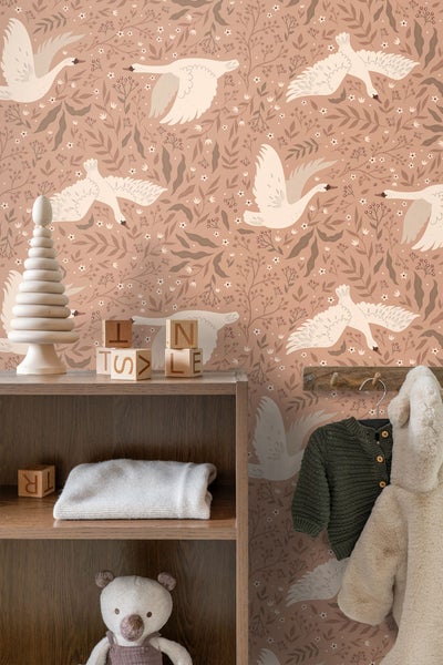 Kinderzimmer mit Schrank, Spielzeug und Tapete mit Schwanenmuster