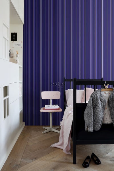 Kinderzimmer mit gestreifter Tapete, Bett und Stuhl