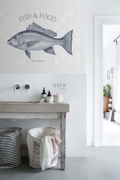 Badezimmer mit Waschbecken, Wäschekörben und Wandfliesen mit Fischmotiv