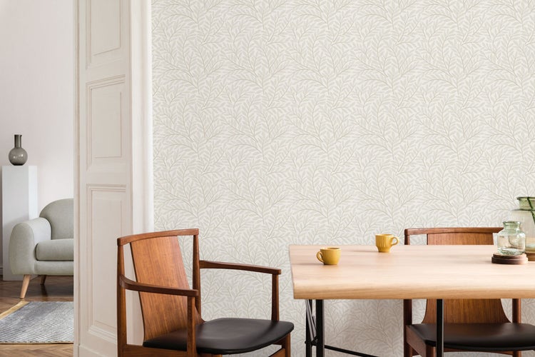 Esszimmer mit Holztisch, Stühlen und Tapete mit Blätterdesign