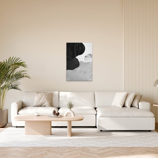 Wohnzimmer mit Sofa, Tisch und abstraktem Wandbild