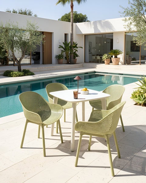 Vier Gartenstühle aus Kunststoff