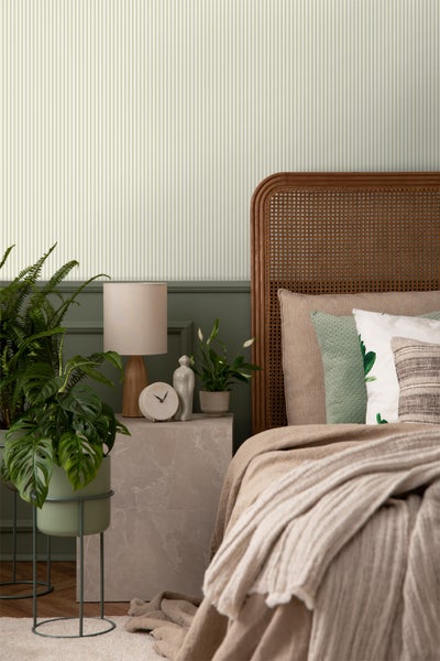 Mann sitzt auf einer bequemen Gartenbank mit Reißverschluss-Design.