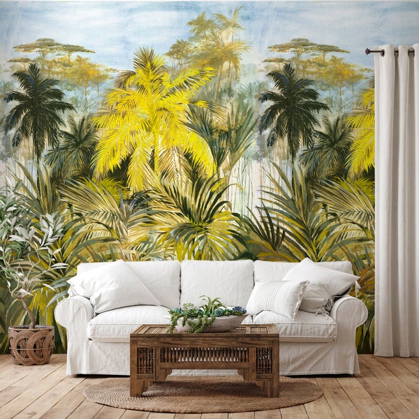 Wohnzimmer mit gemusterter Dschungeltapete, Sofa und Holztisch