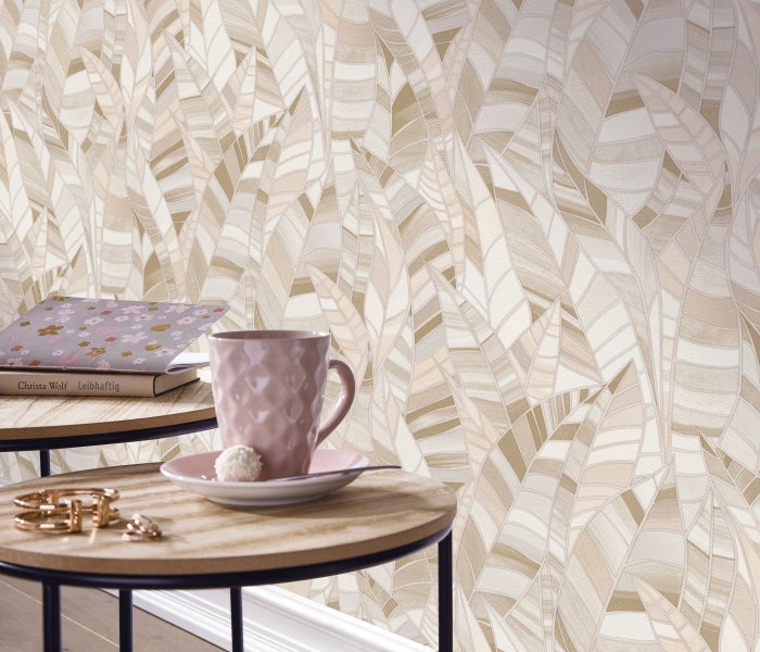 Dekorative Tapete mit Blattmuster, kombiniert mit einem Beistelltisch mit Tasse und Buch