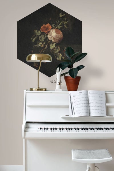 Dekorative florale Wandpaneele über weißem Klavier mit Lampe und Pflanze.